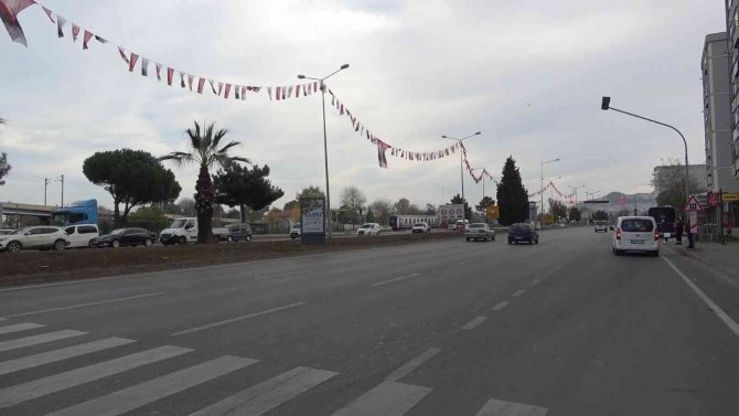 Otomobilin Çarptığı Yaşlı Kadın Havada Takla Attı