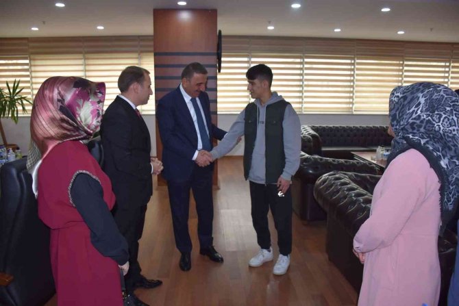 Vali Hacıbektaşoğlu, İşitme Engelli Çocuğa Ses Oldu