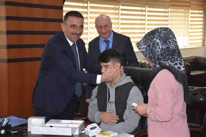 Vali Hacıbektaşoğlu, İşitme Engelli Çocuğa Ses Oldu