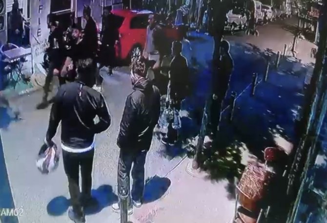 İ̇stanbul’da Kuryelerin Silahlı Kavgası Kameraya Yansıdı: İ̇ş Yerini Basıp Kurşun Yağdırdı