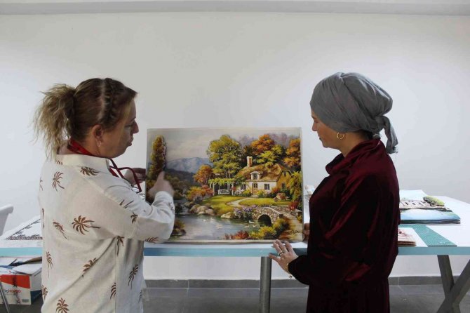 Ev Hanımları El Sanatları Kursunda Hayallerini İşliyor