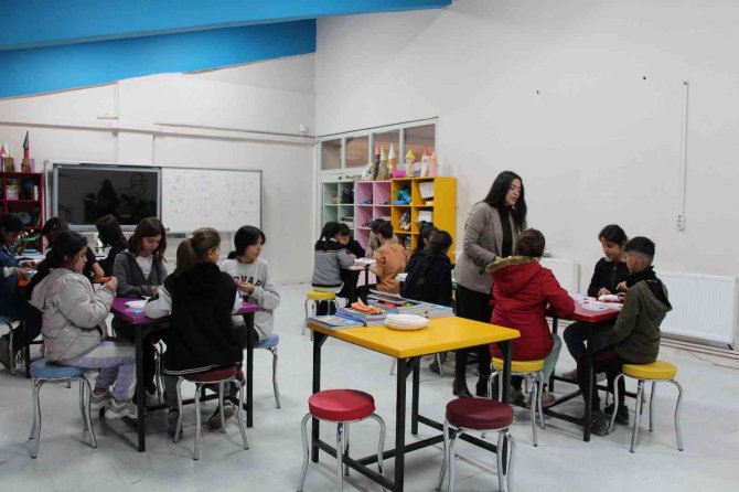 Uludere’de Atandığı Köy Okulunda Öğrencilerin Rol Modeli Olan Sinem Öğretmen Görev Süresini Uzattı