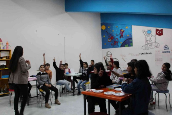 Uludere’de Atandığı Köy Okulunda Öğrencilerin Rol Modeli Olan Sinem Öğretmen Görev Süresini Uzattı