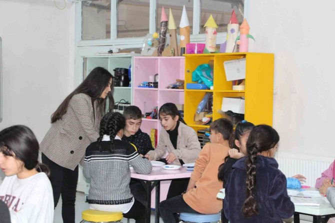 Uludere’de Atandığı Köy Okulunda Öğrencilerin Rol Modeli Olan Sinem Öğretmen Görev Süresini Uzattı