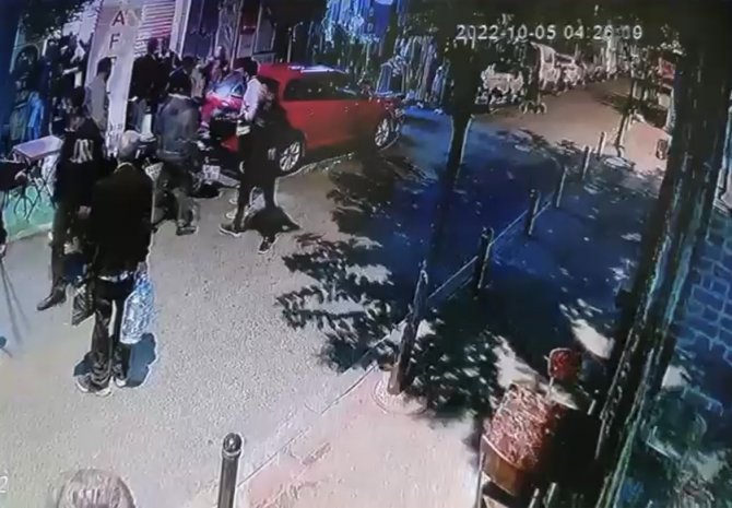 İ̇stanbul’da Kuryelerin Silahlı Kavgası Kameraya Yansıdı: İ̇ş Yerini Basıp Kurşun Yağdırdı