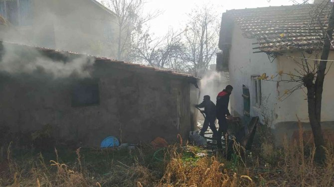 Odunlukta Çıkan Yangın Büyümeden Kontrol Altına Alındı