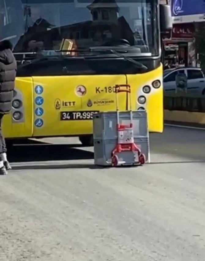 Sultanbeyli’de İ̇ett Otobüsünde Kutu Krizi: Otobüse Alınmayınca Yolu Kapattı