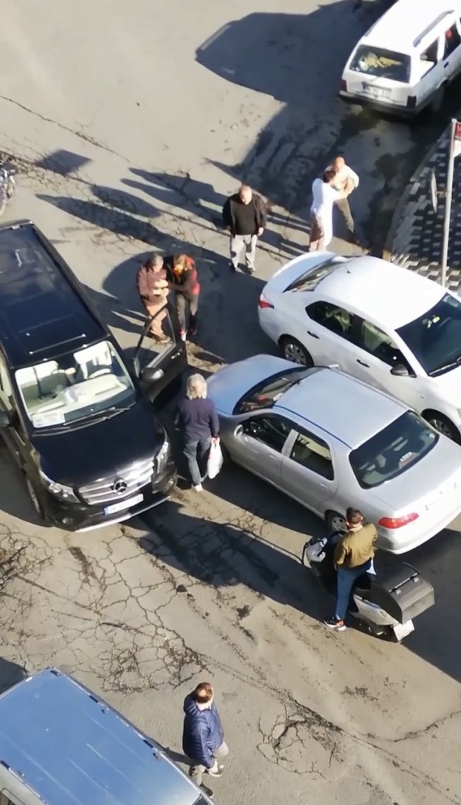 İ̇stanbul’da Bir Garip Yol Verme Kavgası: Güreşir Gibi Kavga Ettiler