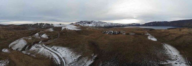 Nemrut Kalderasında Mevsimin İlk Kartopu Oyunu