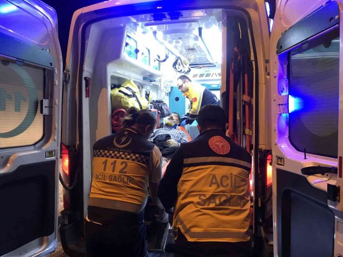 Trafik Işıklarında Yayaya Çarptı: 1 Yaralı