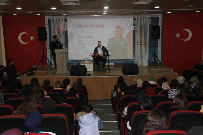 Sanatçı Metin Şentürk, Üniversite Öğrencilerini Hem Eğlendirdi Hem De Hayat Tecrübelerini Paylaştı
