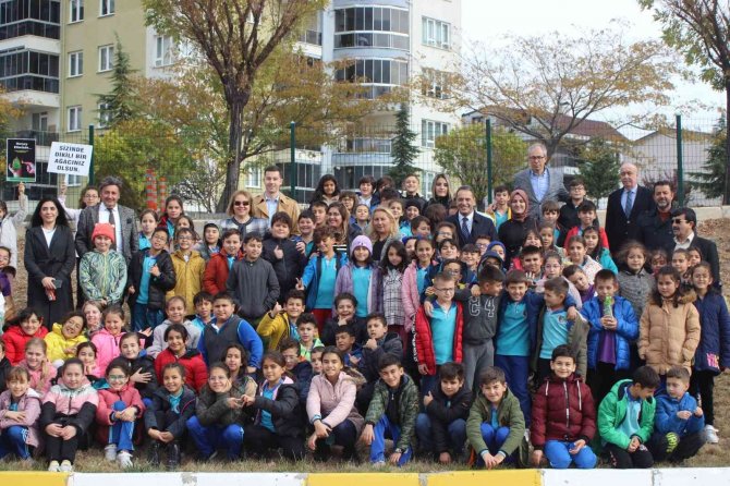 Vali Ergün’ün Öğretmen Eşi ‘Öğretmenler Günü’nü Fidan Dikerek Kutladı