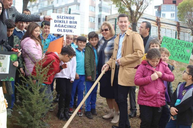 Vali Ergün’ün Öğretmen Eşi ‘Öğretmenler Günü’nü Fidan Dikerek Kutladı