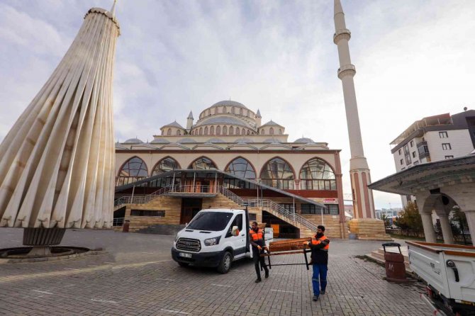 Van’daki Bin 400 Camiye 7 Bin Bank Dağıtıldı