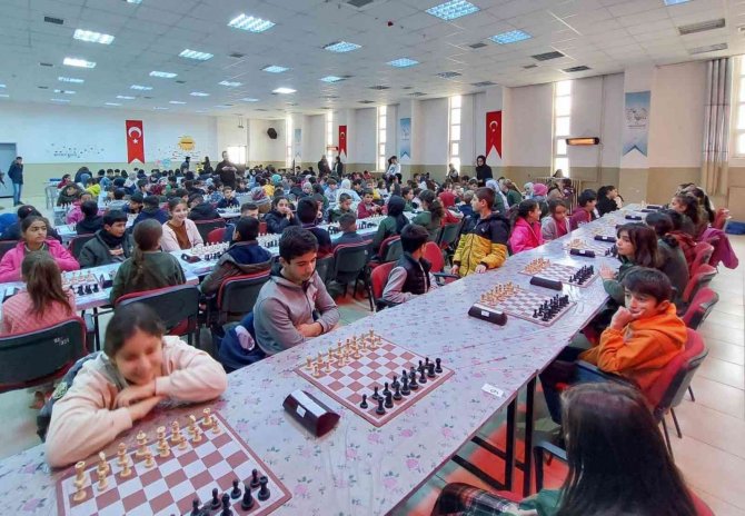 Bahçesaray’da 350 Öğrencinin Katılımıyla ‘Satranç Şenliği’