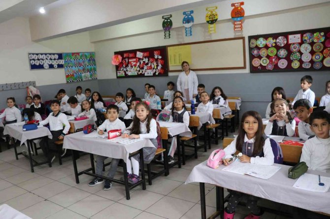 26 Yıldır Aynı Okulda İlk Günkü Aşk Ve Heyecanla Öğrenci Yetiştiriyor