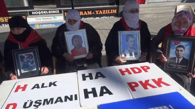 Evlatları İçin Hdp Önünde Nöbet Tutan Anne: "Evlatlarımızı Hdp’den, Pkk’dan İstiyoruz"