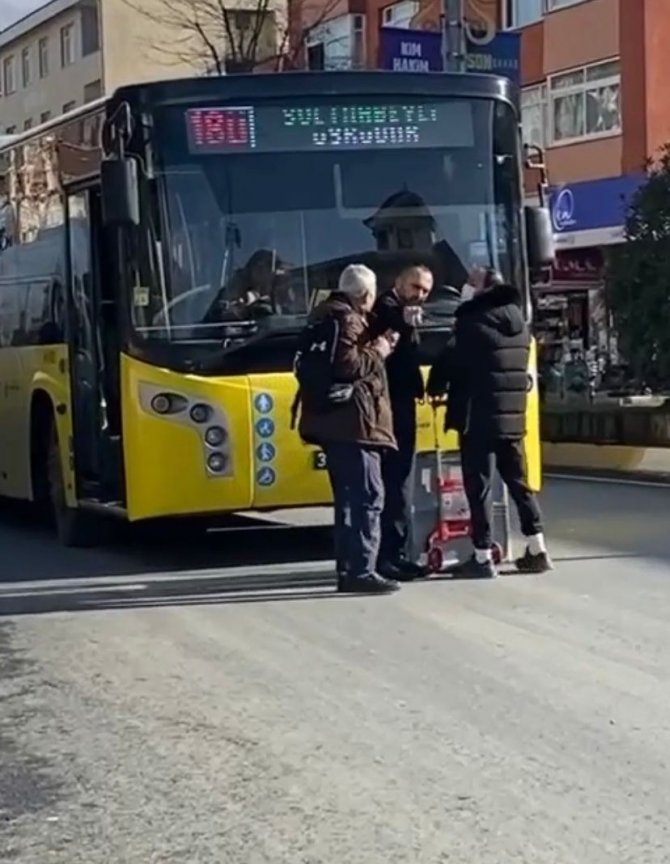 Sultanbeyli’de İ̇ett Otobüsünde Kutu Krizi: Otobüse Alınmayınca Yolu Kapattı