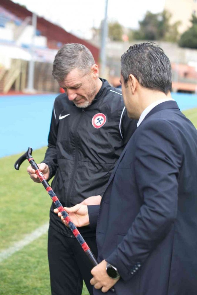 Kömürspor’a Arması Ve Renklerini Taşıyan Baston Hediye Ettiler