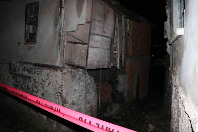 5 Kişilik Ailenin Yaşadığı Evde Hasar Oluştu