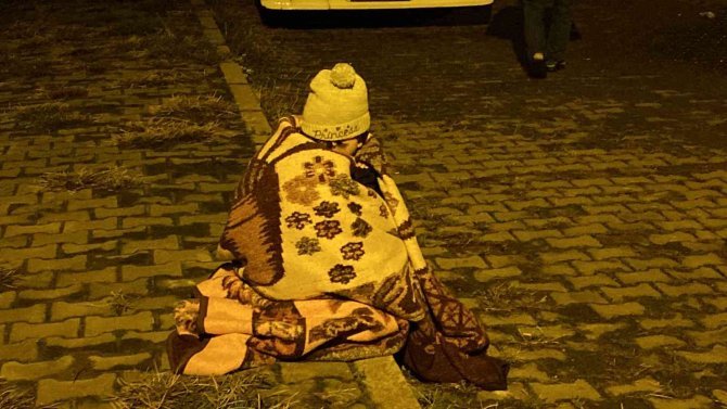 Vatandaşlar Deprem Sonrası Sokakta Bekledi