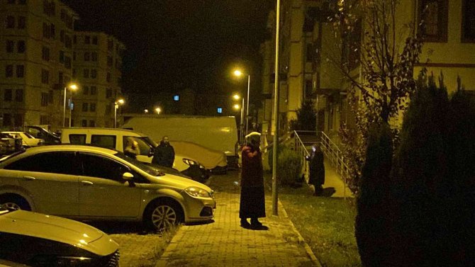 Vatandaşlar Deprem Sonrası Sokakta Bekledi
