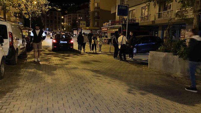 Zonguldaklılar Sarsıntıyla Sokağa Akın Etti