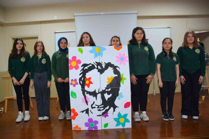 Canlı Sahne Performansı İle Atatürk Silueti Çizdiler