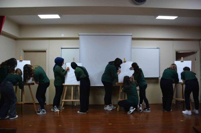 Canlı Sahne Performansı İle Atatürk Silueti Çizdiler