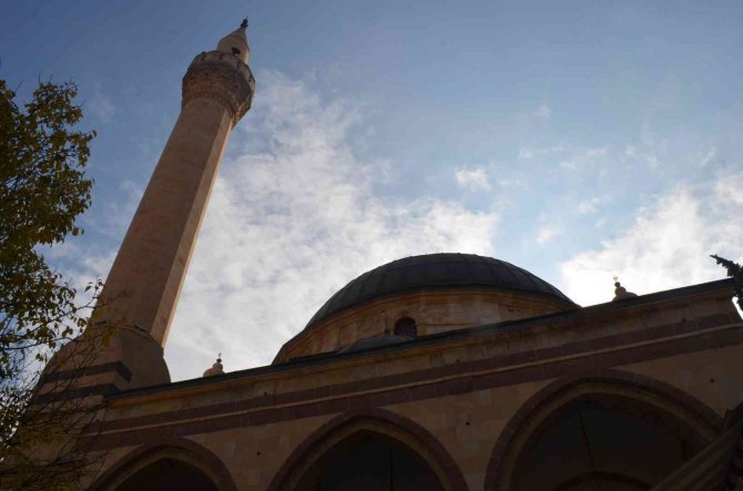 345 Yıllık Geçmişe Sahip Osmanlı Eseri: "Acemli Camii" 100 Yıldır Hafız Yetiştiriyor