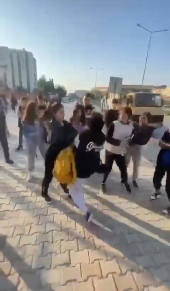 Liseli Kızın Feci Şekilde Dövülmesini Arkadaşları Gülerek İzledi