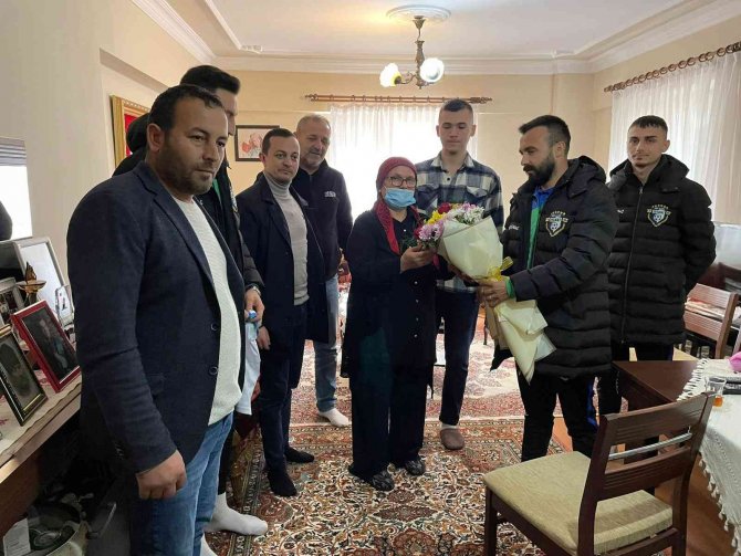 Futbolcular, Şehit Öğretmenin Ailesini Ziyaret Etti