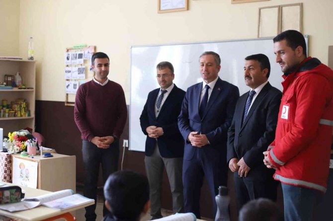 Öğrencisini Okul Sırasından Öğretmen Masasına Taşıyan Öğretmenden Duygusal Sürpriz