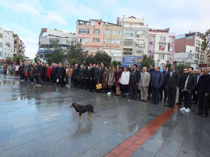 Balıkesir’de Öğretmenler Günü Kutlandı, Alana Giren Sokak Köpeği De Gülümsetti