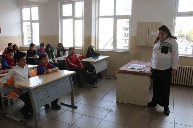 Görme Engelli Aleyna Öğretmen, Müziği Öğrencilere Gönül Gözüyle Öğretiyor