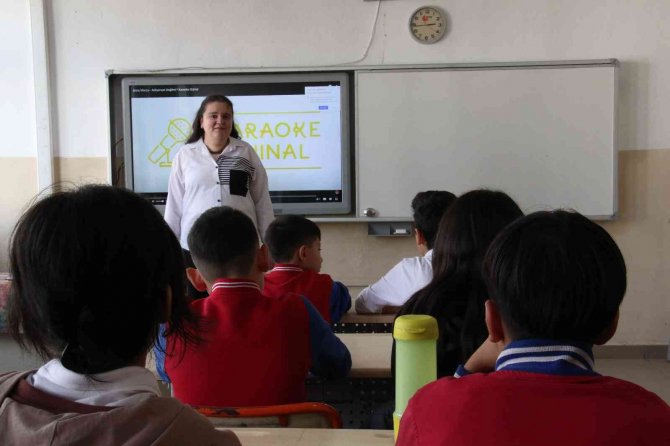 Görme Engelli Aleyna Öğretmen, Müziği Öğrencilere Gönül Gözüyle Öğretiyor