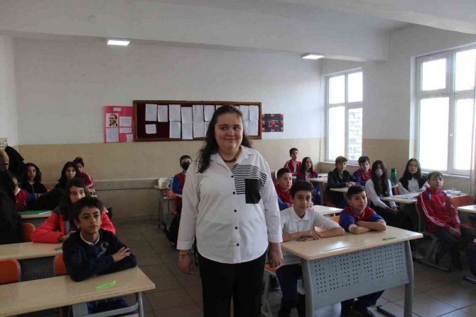 Görme Engelli Aleyna Öğretmen, Müziği Öğrencilere Gönül Gözüyle Öğretiyor