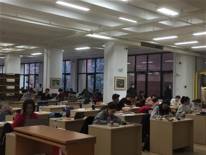 Vize Haftasının Son Günlerine Rağmen Kütüphanedeki Kalabalık Azalmadı