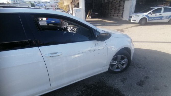 Otomobile Çarpıp Metrelerce Sürüklenen Motosiklet Sürücüsü Ölümden Döndü