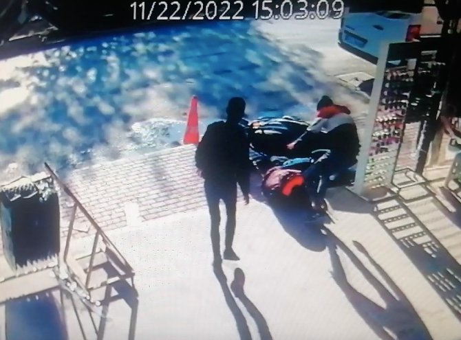 Otomobile Çarpıp Metrelerce Sürüklenen Motosiklet Sürücüsü Ölümden Döndü