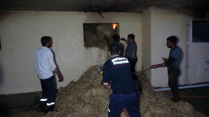 İ̇tfaiye Ekipleri Samanlıktaki Yangını Binanın Duvarını Yıkarak Söndürebildi