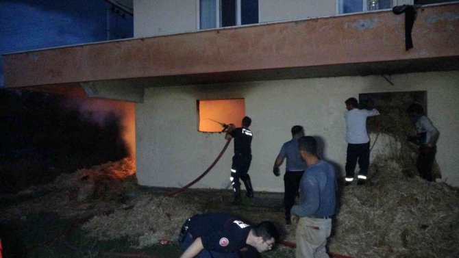 İ̇tfaiye Ekipleri Samanlıktaki Yangını Binanın Duvarını Yıkarak Söndürebildi