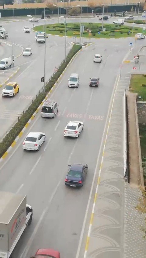Ters Şeritten Girince Akan Trafikte Geri Geri Geldi