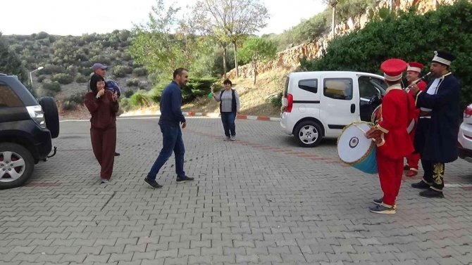 Çinli Gelini Ve İlk Kez Gördüğü Torununu Mehter Takımı İle Karşıladı