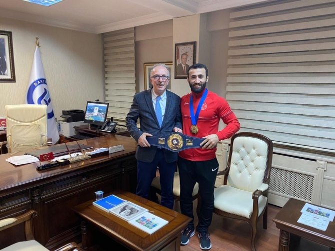 Dünya Şampiyonu Burhan Akbudak, Rektör Uzun’u Ziyaret Etti