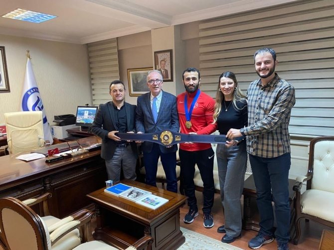 Dünya Şampiyonu Burhan Akbudak, Rektör Uzun’u Ziyaret Etti