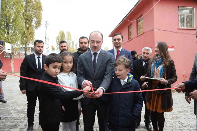 Fedakar Öğretmenler Öğrencileri İçin Konteyneri Kütüphaneye Dönüştürdü