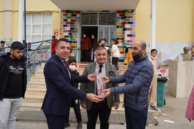 Batmanlı İş Adamı Karanfil Ve Gül İle Öğretmenlerin Gününü Kutladı
