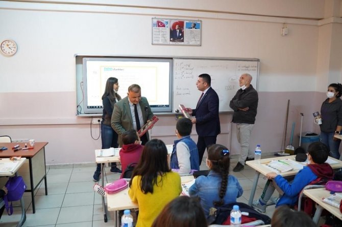 Batmanlı İş Adamı Karanfil Ve Gül İle Öğretmenlerin Gününü Kutladı