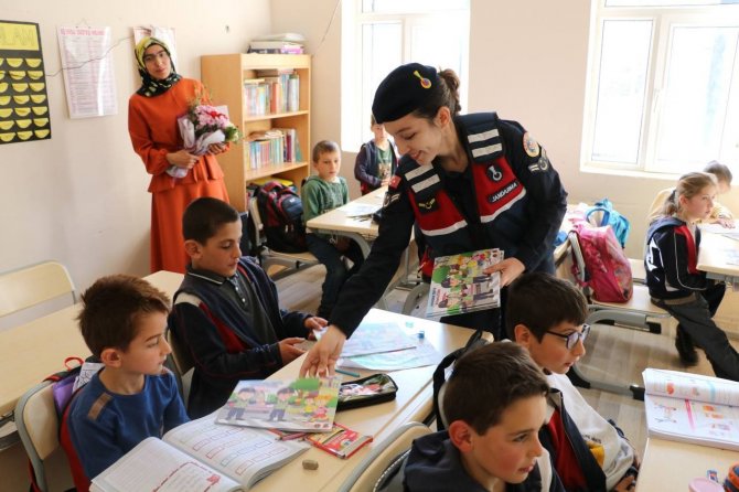 Bayburt’un En Uzak Köyündeki Tek Öğretmenine Jandarmadan Sürpriz